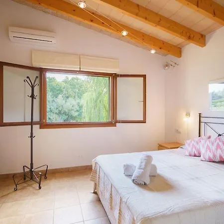 Antonia, Villa